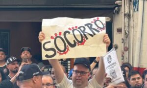 Crise no Parque São Jorge: Torcida do Corinthians faz protesto no MP e pede intervenção judicial