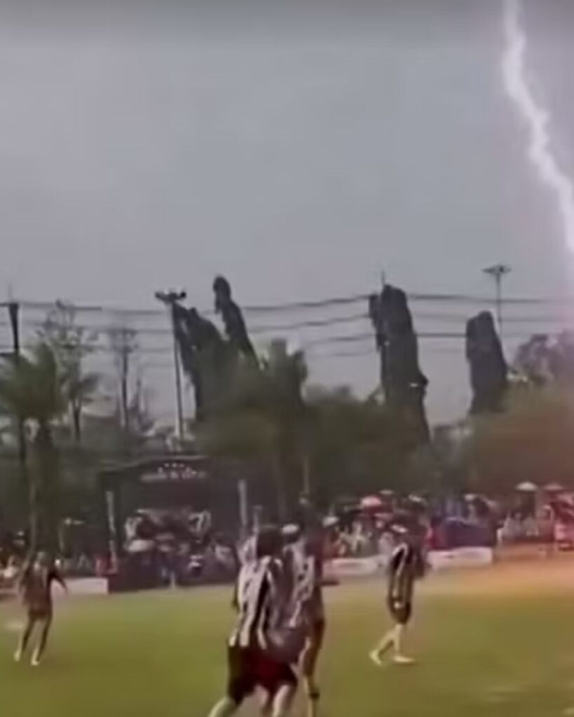 Tragédia no esporte: Raio atinge partida de futebol na Tailândia, mata jogador e deixa 12 feridos Futebol Internacional, Tailândia, Tragédia no Futebol, Segurança no Esporte, Acidente com Raio, EdPlayTV